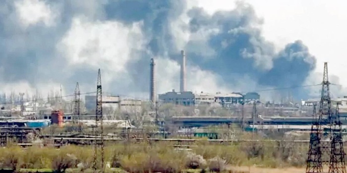 Çarşamba günü Azovstal Demir Çelik Fabrikası'ndan dumanlar yükseliyordu.