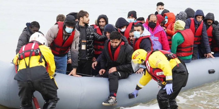 Fotoğrafta geçen yıl Kasım ayında Manş Denizi’ni aşarak İngiltere’ye ulaşmaya çalışan göçmenler görülüyor. foto: AFP