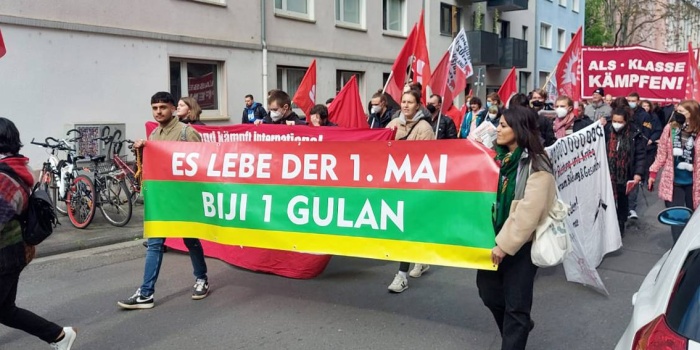 Almanya’daki 1 Mayıs kutlamalarına Kürtler PKK bayraklarıyla işgal saldırılarına tepki gösterdi.