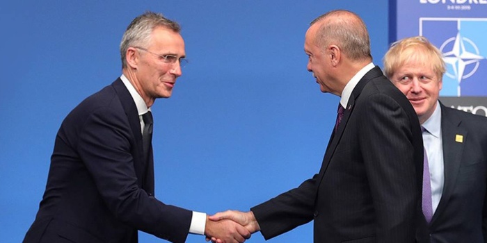Türk Cumhurbaşkanı Erdoğan ile NATO Genel Sekreteri Jens Stoltenberg tokalaşırken İngiltere Başbakan Boris Johnson, gururla bakıyor. 
