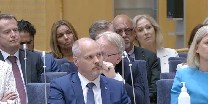 Adalet Bakanı Morgan Johansson ile Başbakan Magdalena Andersson oylama sırasında oldukça endişeli görünüyorlardı. 