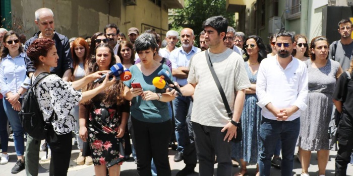 Gazeteciler tutuklamaları protesto etti