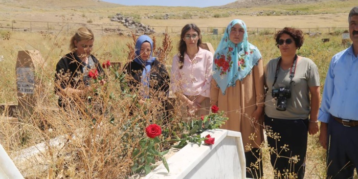 Gazeteci Deniz Fırat mezarı başında anıldı.