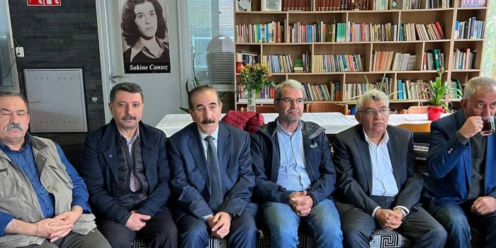 Zübeyir Aydar ve Hafız Ahmet Turhallı da Xoşnav Ata’yı ziyaret edenler arasındaydı. Ziyaret Den Haag Demokratik Kürt Toplum merkezinde gerçekleşti.