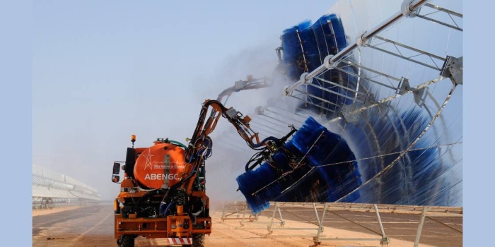 Fas Jerada'daki Ain Beni Mathar Entegre Kombine Çevrim Termo-Güneş Enerjisi Santralinde güneş panelleri temizleniyor. Resim: Dünya Bankası Fotoğraf Koleksiyonu, CC BY-SA 3.0 , Flickr aracılığıyla.