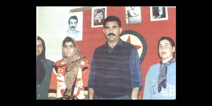 Zahide Ana (Solda kırmızılı olan)