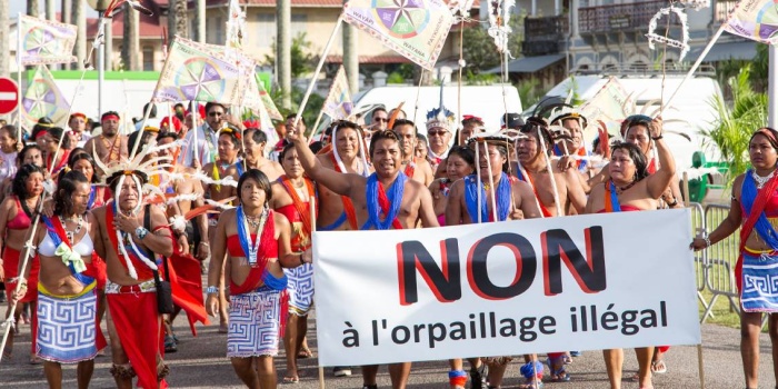 Fransız Guyanası'nın yerli halkları ‘yasadışı altın madenciliğine hayır’ yazan bir pankart taşıyor. Foto: JODY AMIET