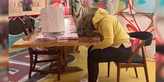 Mark Jenkins’in 2022 yılında ürettiği Kristina adlı heykel