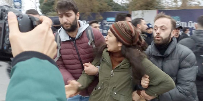 Tutsak yakınlarına saldırı