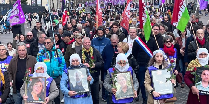 Marsilya'da Paris katliamı kınaması