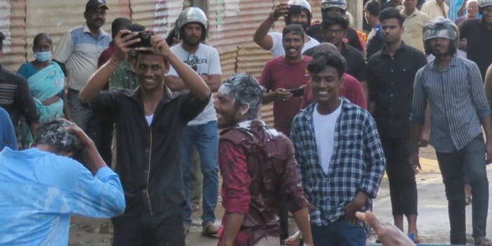 Eylemciler  şampuanları çıkarıp, TOMA'ların sıktığı suyu kullanarak kafalarını yıkadı.