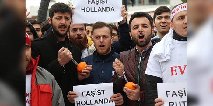 İzmit'te AKP'li bir grup genç geçtiğimiz yıllarda Hollanda'yı protesto etmek için portakal bıçakladı.