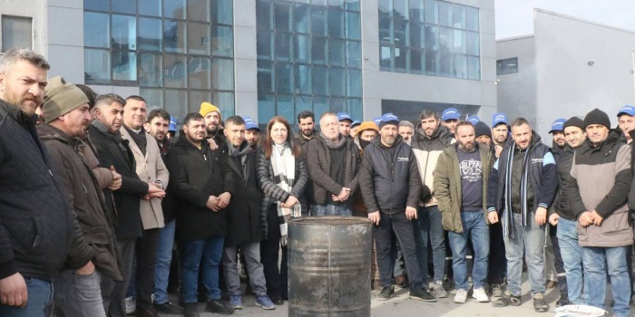 HDP heyeti işçilerin direnişlerini sürdürdükleri fabrika önünde ziyaret etti.