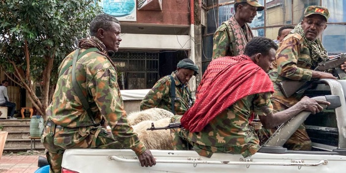 Eritre askerleri Tigray'da talan yaparken. Foto: AFP