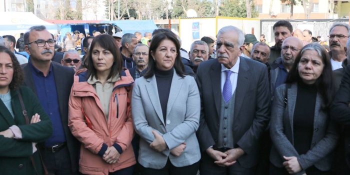 İskenderun’da bulunan Koordinasyon Merkezi'nde depremzedeleri ziyareti eden heye