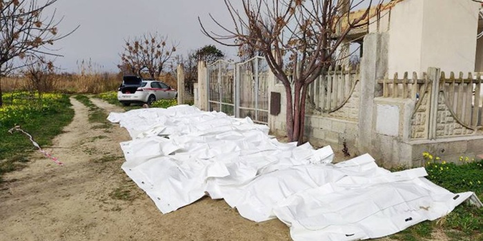 İtalya'da göçmenlerin parçalanan teknesinden çıkan göçmen cenazeleri 
