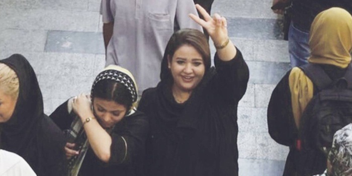 İran, sokak kameralarına zafer işareti yapan kadın