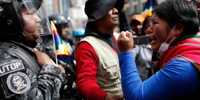 La Paz'da öğretmenler polis ile çatıştı