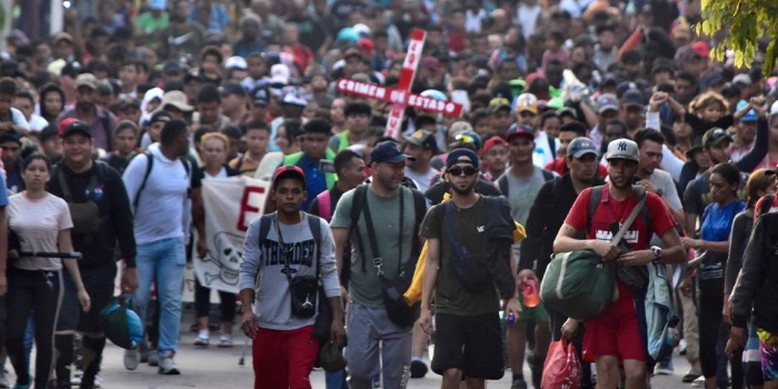 Meksika'da 3 bin göçmen yürüyüşe başladı. Foto: AFP
