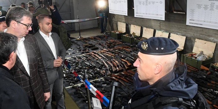 Sırbistan'da toplanan otomatik silahlar