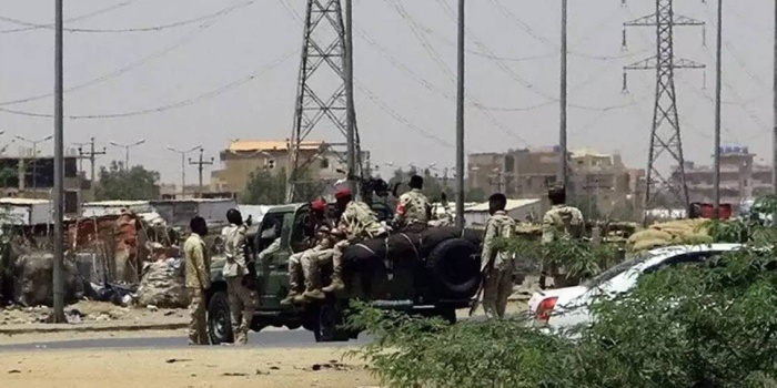 Hartum'da ordu birlikleri yolları kesti