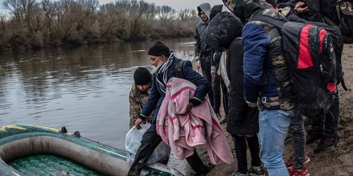Meriç nehri üzerinden Türkiye'yi terk eden göçmenler