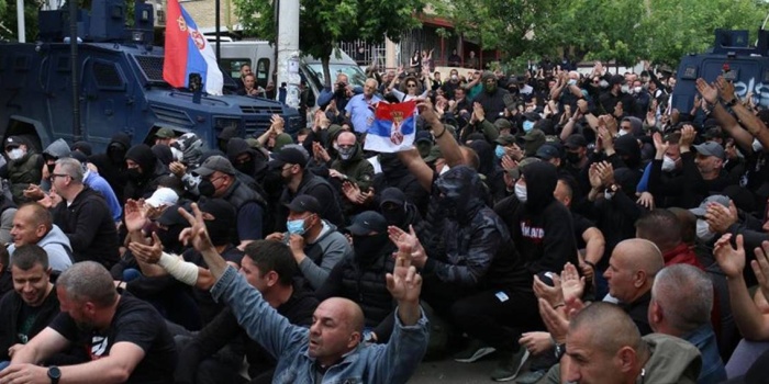 Kosova'da sivil Sırplar NATO güçleri ile karşı karşıya