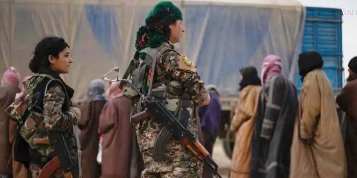 YPJ savaşçıları Baxoz operasyonunda DAİŞlileri tahliye ediyor