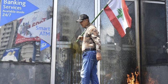 Lübnan'da banka büroları yakıldı Foto: AFP