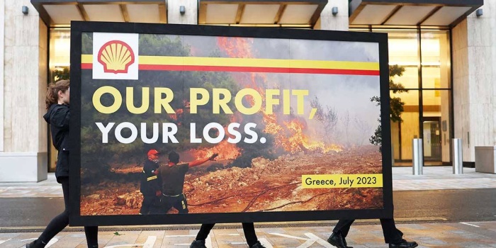  İngiltere’de bir grup eylemci enerji şirketlerinin yüksek karlar açıklamalarını pankartlı bir eylemler protesto etti. Greenpeace aktivistleri “Bizim kârımız, Sizin kaybınız” yazılı pankartla Shell şirketinin yüksek fiyatlarını kınadı. 