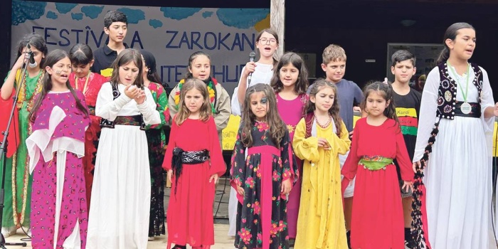 İsviçre'de Kürtçe eğitim gören çocuklar