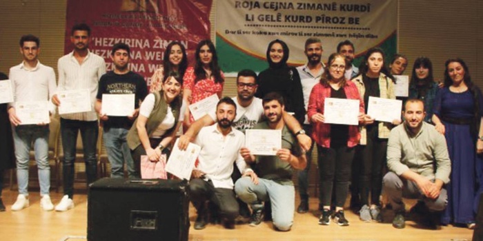 Arî Dil Araştırmaları ve Kültür Derneği (ARÎ-DER) Kürtçe dil kursu mezunları