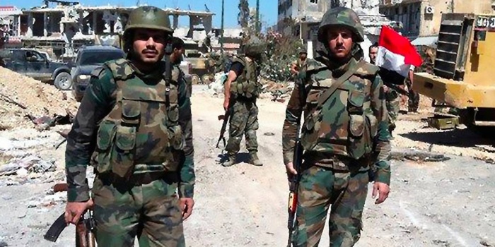 Suriye Askerleri bombalanan akademi önünde