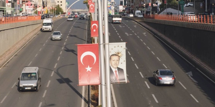 Erdoğan posterlerinin asıldığı aparat direkleri