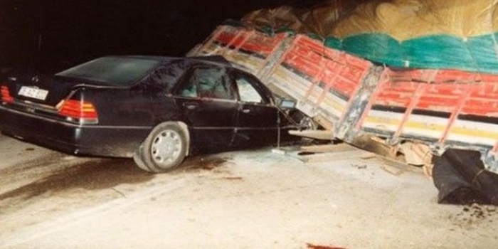 90‘lı yıllarda sembol haline gelen Susurluk’taki kazadan bir görüntü 