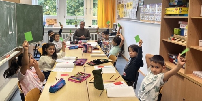 Mamoste Emin Akbaş öğrencileriyle derste 