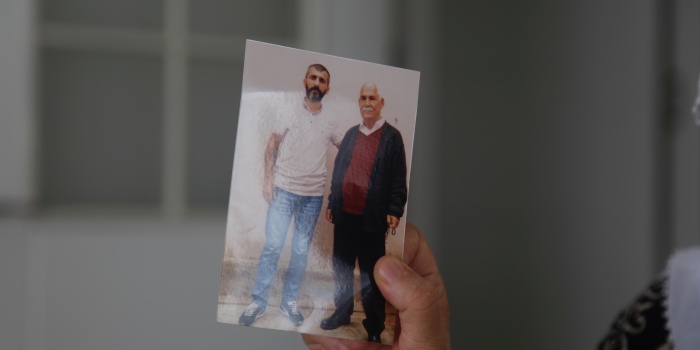 Yakup Akman'ın hapiste arkadaşıyla çekilmiş fotoğrafı annesinin elinde