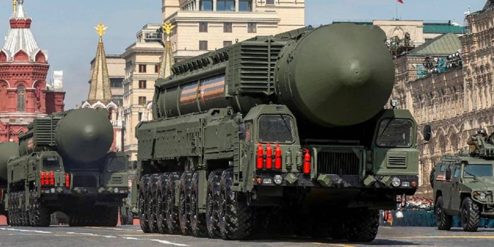 Rus kıtalar arası füzeleri Kızıl Meydan'da geçit töreninde