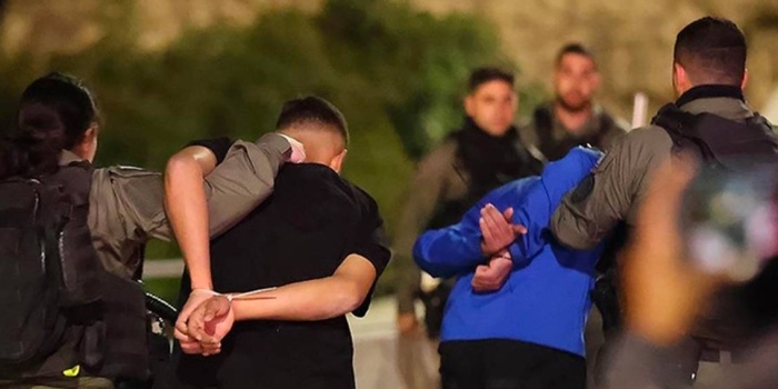 İsrail askerleri Filistinli çocukları tutukluyor Foto: AFP