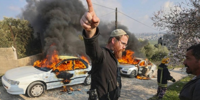 Batı Şeria'da Filistinlilere saldıran İsrailli yerleşimciler Foto: AFP