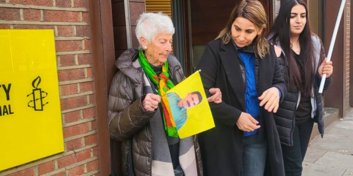 Margaret Owen Londra'da Af Örgütü önünde