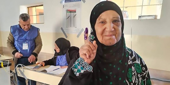 Irak'da il idaresi seçimlerinde oy kullanma işlemi 