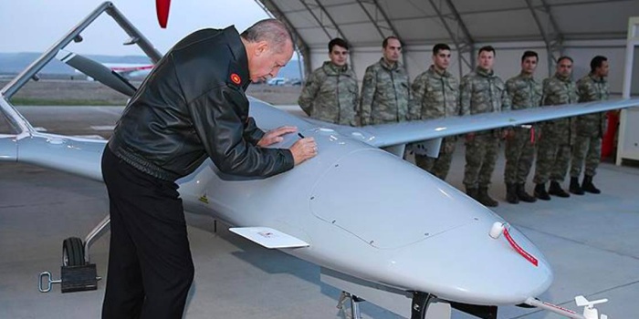 Türk Cumhurbaşkanı Erdoğan TB-2'yi imzalarken