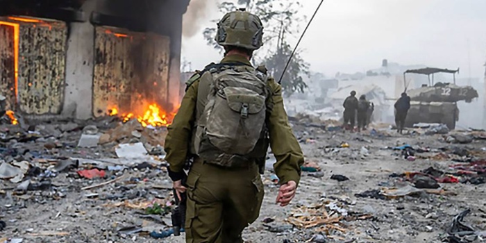 İsrail askerleri Gazze'de bombardıman bölgesi