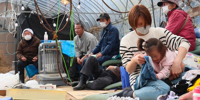 Depremde seraya sığınanlar Foto: AFP