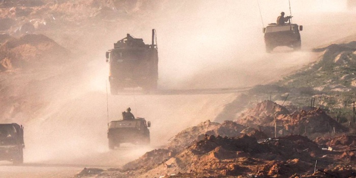 Gazze'de yıkıntıları içerisinde İsrail ordu konvoyu