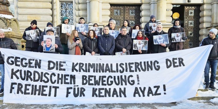 Hamburg Eyalet Mahkemesi önünde Kenan Ayaz ile dayanışma eylemi