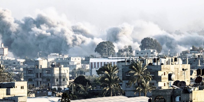 İsrail, Gazze Şeridi'nin güneyindeki Han Yunus kentindeki sığınma merkezlerine hava saldırısı düzenledi. Foto:AFP