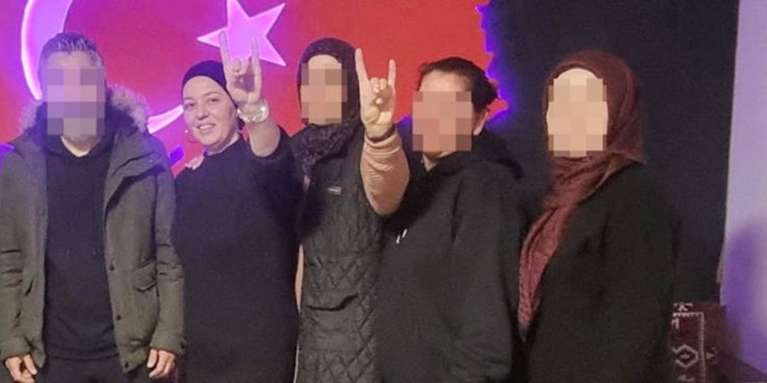 SPD'nin yerel adayı Gülten İlbay (soldan 2.) aşırı sağcı Ülkü Ocakları'nın selamını gösteriyor. © WELT tarafından sağlanmıştır.