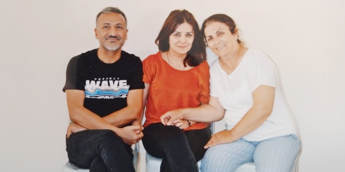 Özge Özbek(ortada)